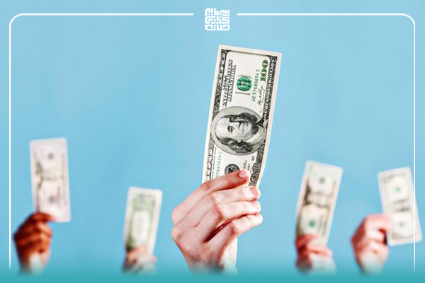 چند دست با اسکناس؛ تصویر مفهومی جمع‌آوری منابع مالی